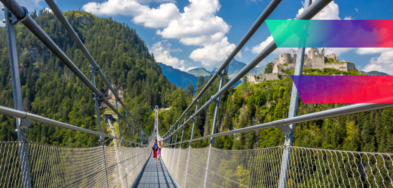 Das Bild zeigt eine Hängebrücke in Landschaft, im Hintergrund ist eine Burgruine zu sehen und rechts ist das Digital Austria Logo eingeblendet.